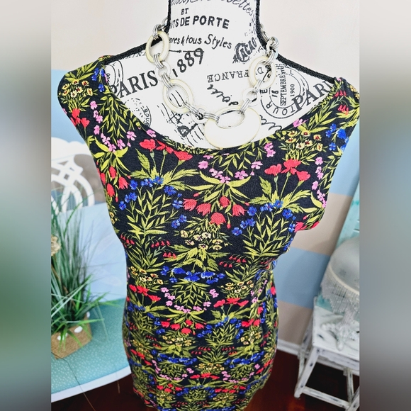 Old Navy Plus Size Sleeveless Floral Blouse - Picture 4 of 9